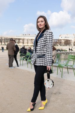 Paris - Ekim 2016: Paris moda haftası sırasında şık kadın. New York, Londra ve Milan Fashion week ile onlar dünyanın dört büyük moda etkinlikleri vardır
