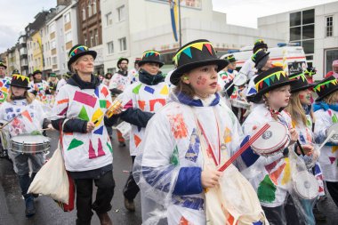 Köln, Almanya - 9 Şubat 2016: Güzel kızlar Köln Karnaval sırasında geçit