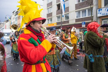Köln, Almanya - 9 Şubat 2016: Geçit töreni Köln Karnaval sırasında insanlarda