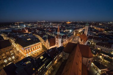 München, Almanya - 29 Kasım 2015: Marienplatz Meydanı Münih Almanya'da Noel Pazarları ile hava görüntüsünü