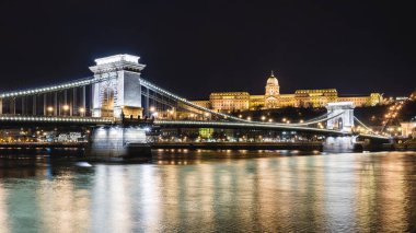Buda Kalesi ve zincir köprü gece Budapeşte, Macaristan