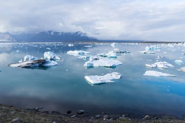 Jokulsarlon buzul göl, buzul Vatnajokull yakınındaki Adanın güneydoğu kesiminde yer alan buzdağı. Turistik