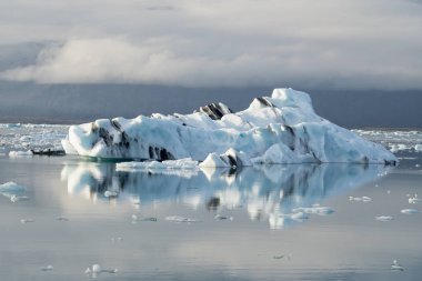 Jokulsarlon buzul göl, buzul Vatnajokull yakınındaki Adanın güneydoğu kesiminde yer alan buzdağı. Turistik