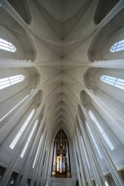 Reykjavik, İzlanda - 11 Ağustos 2017: TanımlıkHallgrimskirkja Katedrali, lutheran parish Kilisesi iç 