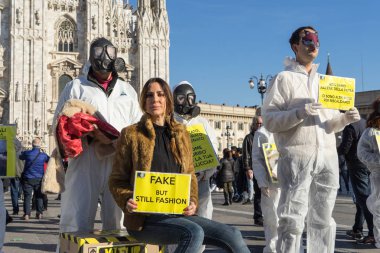 Milan, İtalya - 23 Şubat 2017: Hayvan hakları savunucuları kürk modu sektöründe kullanımı sırasında Milan Fashion Week protesto