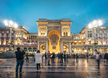 L'Arco della Pace (barış Arch) alacakaranlıkta, Milano, İtalya