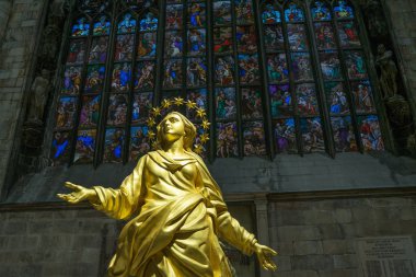 Milan, İtalya - 24 Kasım 2016: Madonna altın heykel mükemmel bronz yinelemede Milan Katedrali (Duomo di Milano)
