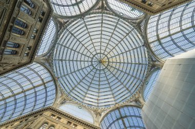 Milan, İtalya - 24 Kasım 2016: Cam kubbe Galleria Vittorio Emanuele, Milano, İtalya