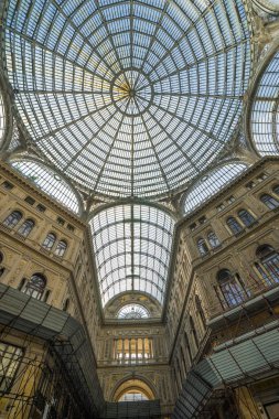 Milan, İtalya - 24 Kasım 2016: Cam kubbe Galleria Vittorio Emanuele, Milano, İtalya