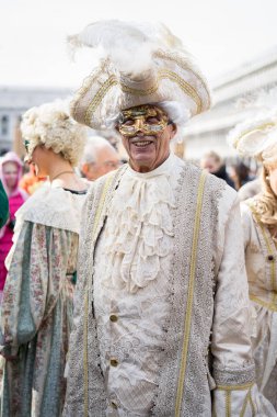 Venice, İtalya - 27 Şubat 2017: Venedik Karnavalı sırasında insanlar. Bu yaklaşık iki hafta önce Ash Çarşamba başlayıp Shrove Salı veya Mardi Gras sona erer bir yıllık bir festivaldir