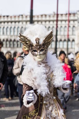 Venice, İtalya - 27 Şubat 2017: Venedik Karnavalı sırasında insanlar. Bu yaklaşık iki hafta önce Ash Çarşamba başlayıp Shrove Salı veya Mardi Gras sona erer bir yıllık bir festivaldir