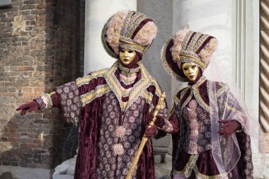 Venice, İtalya - 27 Şubat 2017: Venedik Karnavalı sırasında insanlar. Bu yaklaşık iki hafta önce Ash Çarşamba başlayıp Shrove Salı veya Mardi Gras sona erer bir yıllık bir festivaldir