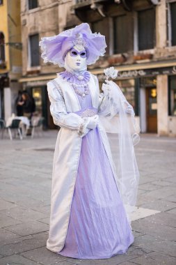 Venice, İtalya - 27 Şubat 2017: Venedik Karnavalı sırasında insanlar. Bu yaklaşık iki hafta önce Ash Çarşamba başlayıp Shrove Salı veya Mardi Gras sona erer bir yıllık bir festivaldir