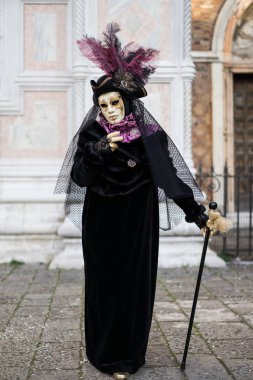 Venice, İtalya - 27 Şubat 2017: Venedik Karnavalı sırasında insanlar. Bu yaklaşık iki hafta önce Ash Çarşamba başlayıp Shrove Salı veya Mardi Gras sona erer bir yıllık bir festivaldir