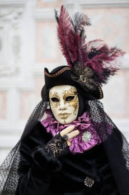Venice, İtalya - 27 Şubat 2017: Venedik Karnavalı sırasında insanlar. Bu yaklaşık iki hafta önce Ash Çarşamba başlayıp Shrove Salı veya Mardi Gras sona erer bir yıllık bir festivaldir