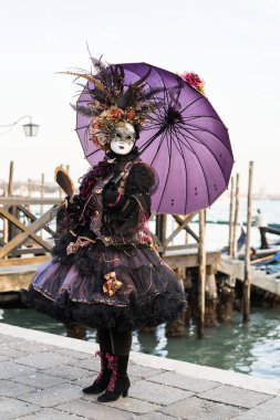 Venice, İtalya - 27 Şubat 2017: Venedik Karnavalı sırasında insanlar. Bu yaklaşık iki hafta önce Ash Çarşamba başlayıp Shrove Salı veya Mardi Gras sona erer bir yıllık bir festivaldir