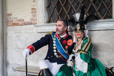 Venice, İtalya - 27 Şubat 2017: Venedik Karnavalı sırasında insanlar. Bu yaklaşık iki hafta önce Ash Çarşamba başlayıp Shrove Salı veya Mardi Gras sona erer bir yıllık bir festivaldir