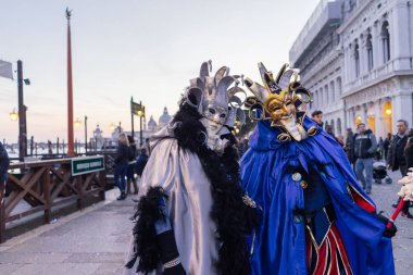 Venice, İtalya - 27 Şubat 2017: Venedik Karnavalı sırasında insanlar. Bu yaklaşık iki hafta önce Ash Çarşamba başlayıp Shrove Salı veya Mardi Gras sona erer bir yıllık bir festivaldir