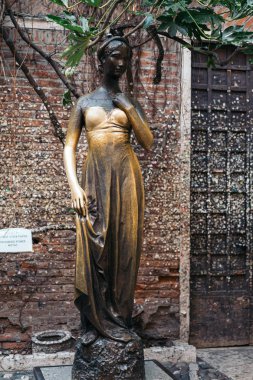Verona, İtalya - 27 Şubat 2017: Juliet'ın heykeli avlusunda Juliet'in house, Verona, İtalya