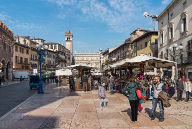 Verona, İtalya - 27 Şubat 2017: Piazza delle Erbe Verona merkezi City, İtalya
