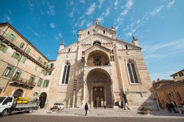 Verona, İtalya - 27 Şubat 2017: Verona Katedrali (Cattedrale Santa Maria Matricolare; Kutsal Bakire Meryem için adanmış bir Roma Katolik katedrali Duomo di Verona) olduğunu