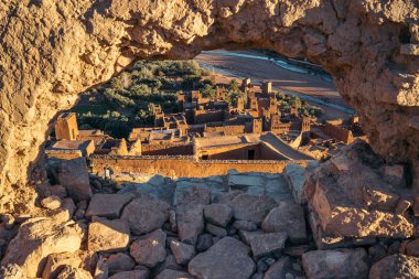 Köy, AIT Ben Haddou gün batımında. Bir ighrem (İngilizce müstahkem köy) o (Arapça ksar), Sahara ve günümüz Fas Marakeş arasında eski kervan yolu boyunca