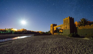 Köy, AIT Ben Haddou gün batımında. Bir ighrem (İngilizce müstahkem köy) o (Arapça ksar), Sahara ve günümüz Fas Marakeş arasında eski kervan yolu boyunca