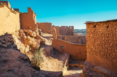 Köy, AIT Ben Haddou gün batımında. Bir ighrem (İngilizce müstahkem köy) o (Arapça ksar), Sahara ve günümüz Fas Marakeş arasında eski kervan yolu boyunca