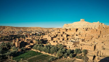 Köy, AIT Ben Haddou gün batımında. Bir ighrem (İngilizce müstahkem köy) o (Arapça ksar), Sahara ve günümüz Fas Marakeş arasında eski kervan yolu boyunca
