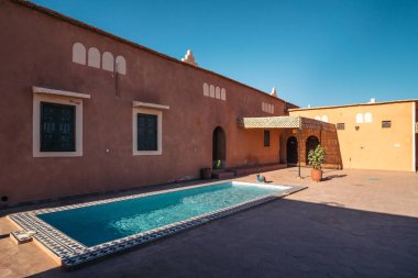 AIT Ben Haddou, Fas - 5 Ocak 2017: geleneksel bir evin önünde Yüzme Havuzu