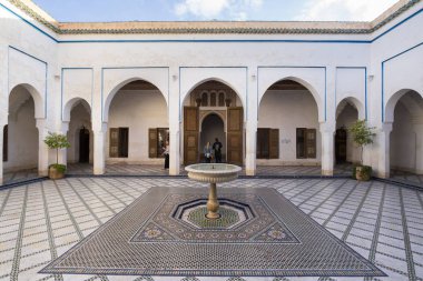 Marakeş, Fas - 2 Ocak 2017: güzel Bahia palace içinde çeşme ile. Bahia Palaceis bir Sarayı ve bahçeleri kümesi bulunan Marakeş, Fas