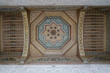 Marakeş, Fas - 2 Ocak 2017: Bahia palace güzel tavanda. Bahia Palaceis bir Sarayı ve bahçeleri kümesi bulunan Marakeş, Fas.