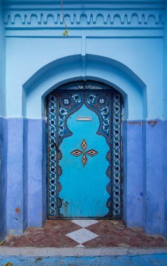 Güzel mavi kapı: Chefchaouen, Morocco. Chefchaouen aynı adı ilinin baş şehridir ve onun binalar için mavi tonlarında belirtilmektedir