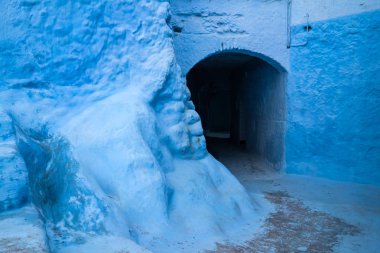 : Chefchaouen, Morocco - 10 Ocak 2017: Chefchaouen aynı adı ilinin baş şehridir ve onun binalar için mavi tonlarında belirtilmektedir