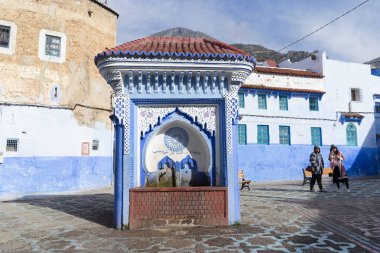 : Chefchaouen, Morocco - 10 Ocak 2017: Güzel mavi çeşme. Chefchaouen aynı adı ilinin baş şehridir ve onun binalar için mavi tonlarında belirtilmektedir