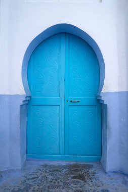 Güzel mavi kapı: Chefchaouen, Morocco. Chefchaouen aynı adı ilinin baş şehridir ve onun binalar için mavi tonlarında belirtilmektedir