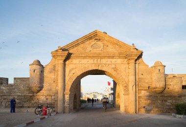 Liman kapısı alacakaranlıkta, Essaouira giriş bağlantı noktasından - Fas