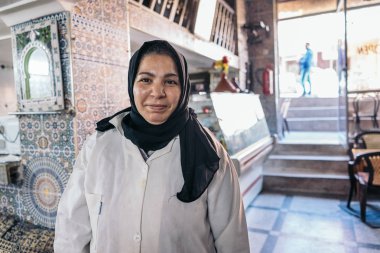 Fes, Fas - 9 Ocak 2017: Bir aile restoranı kadın aşçı portresi