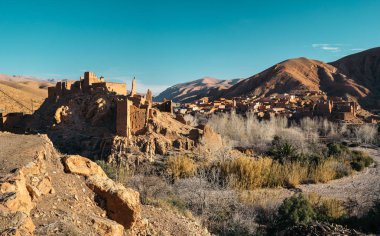 Küçük köyde Dades Gorge Fas Dades nehir tarafından oyulmasıyla engebeli wadi gorges bir dizi vardır. Nehir Atlas dağlarının yüksek Atlas aralığında kaynaklanan