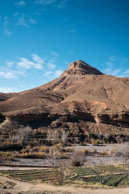 Küçük köyde Dades Gorge Fas Dades nehir tarafından oyulmasıyla engebeli wadi gorges bir dizi vardır. Nehir Atlas dağlarının yüksek Atlas aralığında kaynaklanan