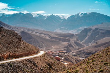 Dades Gorge Fas Dades nehir tarafından oyulmasıyla engebeli wadi gorges bir dizi vardır. Nehir Atlas dağlarının yüksek Atlas aralığında kaynaklanan