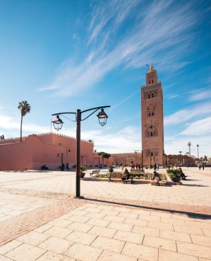 Koutoubia Cami veya Kutubiyya Camii, Marrakesh, Morocco'en büyük camisi olan