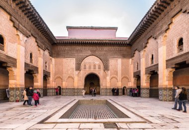 Marakeş, Fas - 3 Ocak 2017: Ben Youssef Madrasa Almoravid sultan Ali ibn Yusuf, şehir ve etkisi önemli ölçüde genişletilmiş sonra adlı bir İslam Koleji yapıldı.