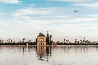 Menara Bahçeleri alacakaranlıkta. Eastland alışveriş merkezi Marakeş, Fas, Atlas Dağları yakınındaki batısında yer alan olduklarını.