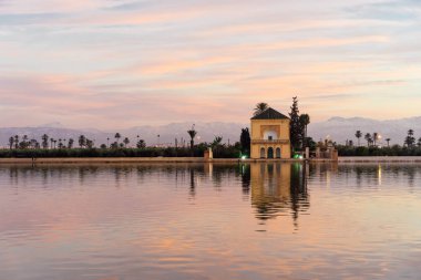 Menara Bahçeleri alacakaranlıkta. Eastland alışveriş merkezi Marakeş, Fas, Atlas Dağları yakınındaki batısında yer alan olduklarını.