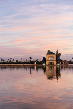 Menara Bahçeleri alacakaranlıkta. Eastland alışveriş merkezi Marakeş, Fas, Atlas Dağları yakınındaki batısında yer alan olduklarını.