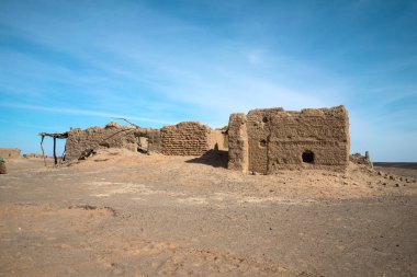 Issız bir Berberi köyü, Merzouga, Fas yıkık ev