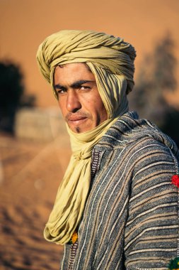 Merzouga, Fas - 8 Ocak 2017: Berber portre adam Fas çöl arka plan ile