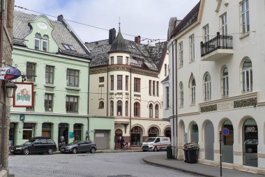 Alesund, Norveç - 29 Mayıs 2017: Renkli binalar Norveç şehir Alesund ortasına
