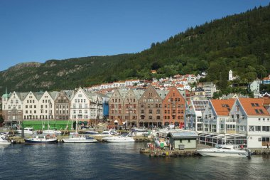 Bergen, Norveç - 19 Ağustos 2015: Bryggen fiyort Doğu tarafında astar Hansa ticari binalar dizisidir. Dünya Kültür mirası siteleri Unesco listesinde olduğunu